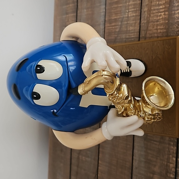 M&M BLUE Saxophone player - Picture 1 of 5